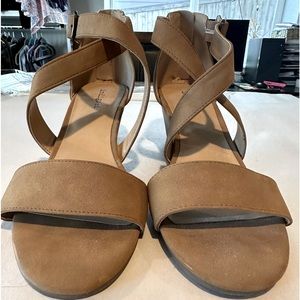 Indigo rd. Tan sandals with crisscrossed straps buckle sides. Size 9M